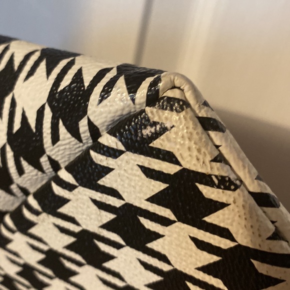 Vera Bradley Large Vinyl Tote Houndstooth Zippered - Picture 13 of 13